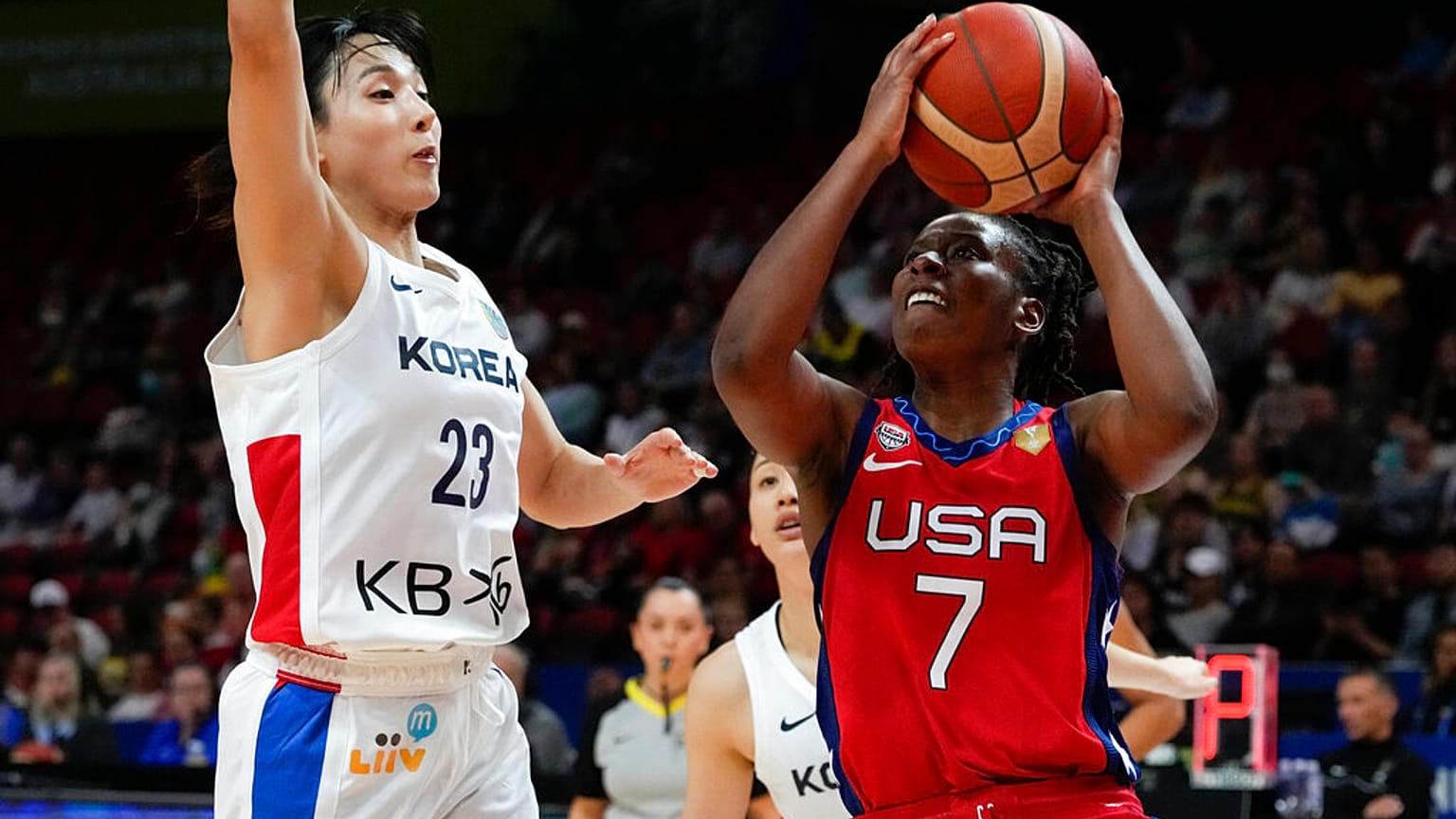 Avustralya'nın Sydney kentinin ev sahipliği yaptığı 2022 FIBA Dünya Kupası ABD-Güney Kore karşılaşmasında ABD'li oyuncu Ariel Atkins, basket için bastırırken