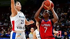 Avustralya'nın Sydney kentinin ev sahipliği yaptığı 2022 FIBA Dünya Kupası ABD-Güney Kore karşılaşmasında ABD'li oyuncu Ariel Atkins, basket için bastırırken