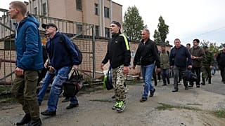 Ρώσοι έφεδροι παρουσιάζονται σε στρατολογικό γραφείο στη Ρωσία