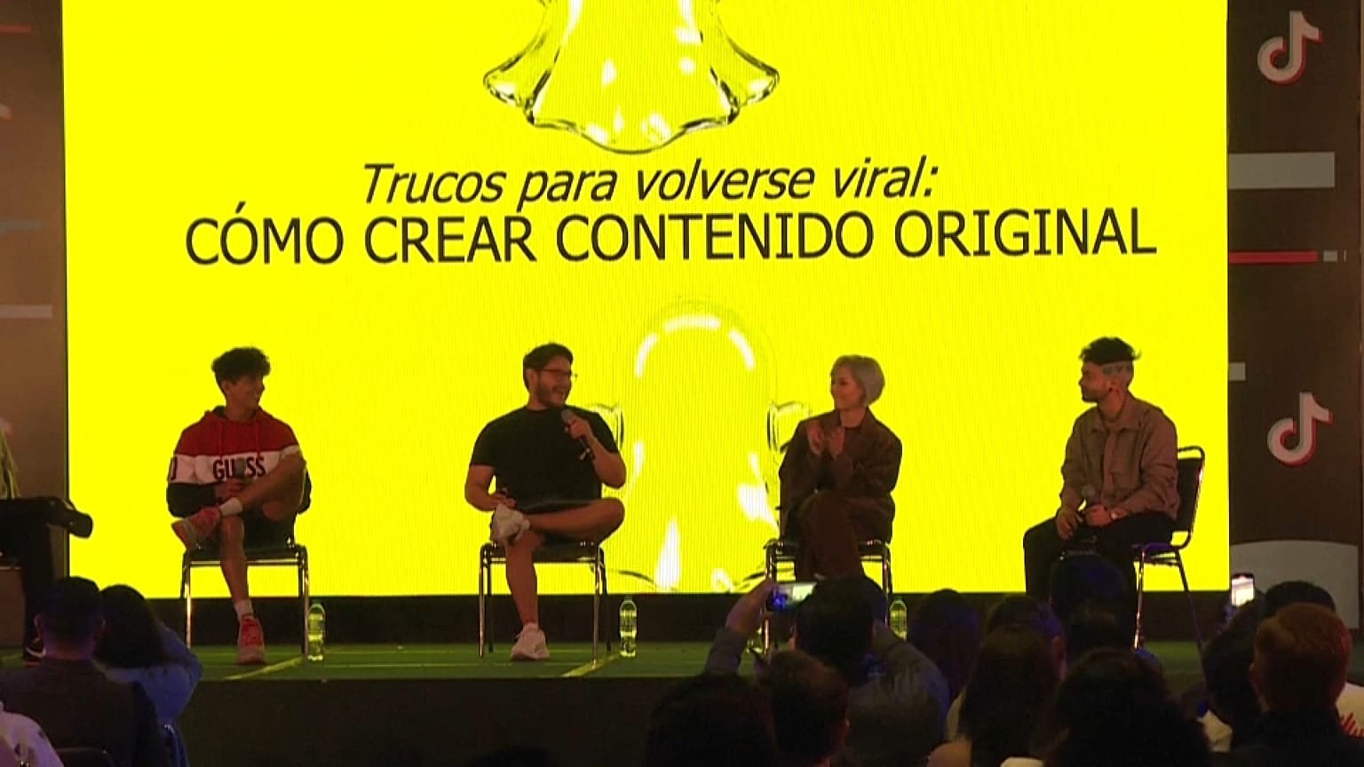 Se definen como "productores de contenidos en línea", y se hacen llamar "influencers".