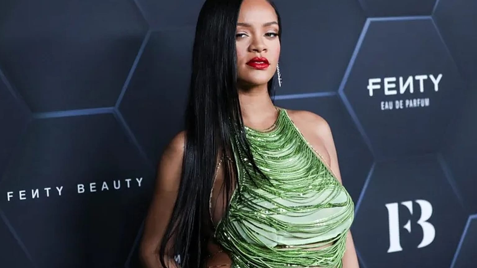 Rihanna accepts halftime Super Bowl gig