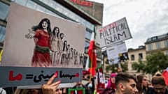 الصورة: احتجاجات في ستوكهولم (السويد)/ فيديو: تواصل الاحتجاجات في إيران بعد وفاة امرأة إيرانية اعتقلتها شرطة الآداب في طهران. 2022/09/24