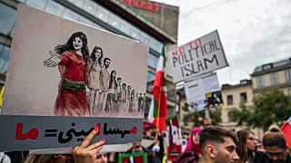 الصورة: احتجاجات في ستوكهولم (السويد)/ فيديو: تواصل الاحتجاجات في إيران بعد وفاة امرأة إيرانية اعتقلتها شرطة الآداب في طهران. 2022/09/24