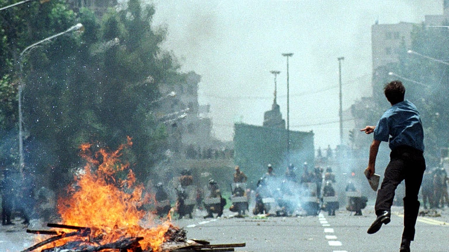 تصاویری از درگیری دانشجویان و نیروهای سرکوب در جریان حمله به کوی دانشگاه تهران در سال ۱۳۷۸