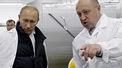 Evguéni Prigojine et le Premier ministre russe Vladimir Poutine à Saint-Pétersbourg le 20 septembre 2010.
