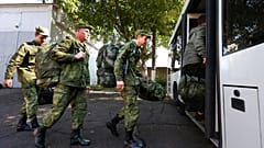 Frisch rekrutierte Soldaten steigen in einem Bus in Krasnodar. Um die Truppen aufzustocken hatte Präsident Putin am vergangenen Mittwoch eine Teilmobilisierung angeordnet.