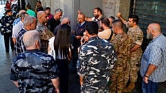 Lübnan'daki bankalardan maşlarını çekmek isteyen memurlar uzun kuyruklar oluşturdu