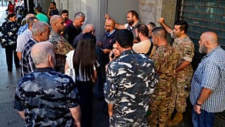 Lübnan'daki bankalardan maşlarını çekmek isteyen memurlar uzun kuyruklar oluşturdu