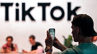 El logotipo de TikTok aparece en la pantalla de un smartphone