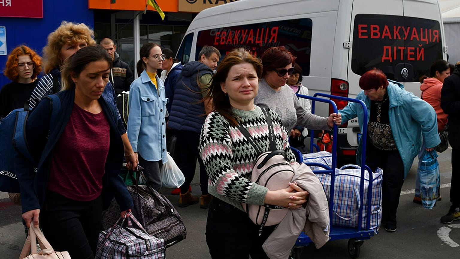 Menekülő családok Kelet-Ukrajnában