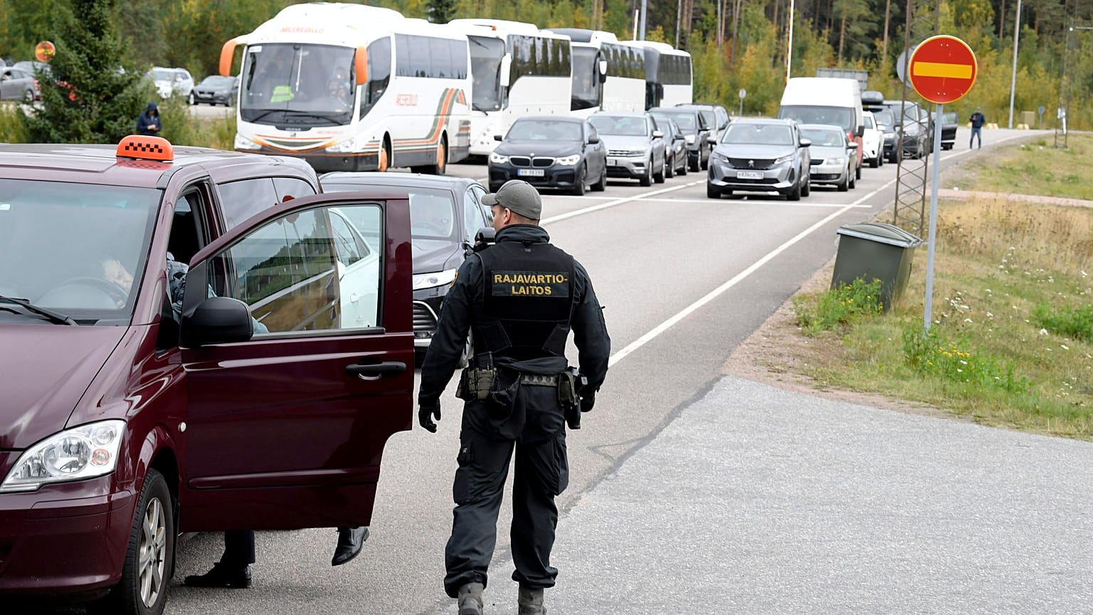 Contrôle d'un véhicule russe par une garde-frontière finlandais 