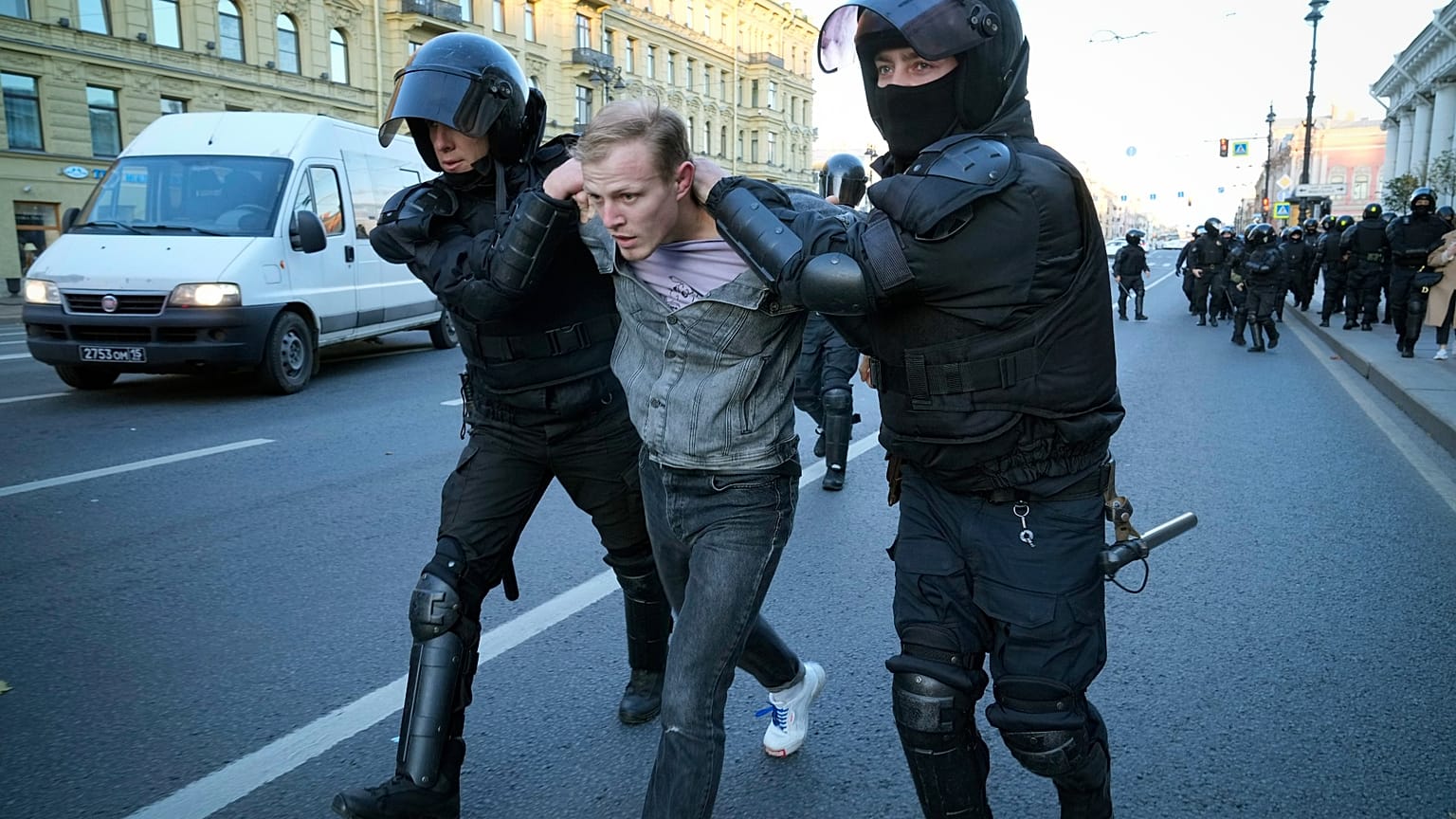 Polícias russos detêm um manifestante que protesta contra a mobilização em São Petersburgo, Rússia, 24 de setembro de 2022.