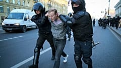 Polícias russos detêm um manifestante que protesta contra a mobilização em São Petersburgo, Rússia, 24 de setembro de 2022.