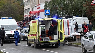 Экстренные службы после стрельбы в школе 88 в Ижевске