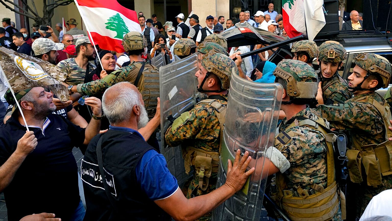 احتجاجات أمام مبنى البرلمان بينما كان المجلس التشريعي في جلسة لمناقشة ميزانية 2022، وسط بيروت، لبنان، يوم الاثنين 26 سبتمبر 2022.