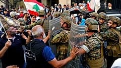 احتجاجات أمام مبنى البرلمان بينما كان المجلس التشريعي في جلسة لمناقشة ميزانية 2022، وسط بيروت، لبنان، يوم الاثنين 26 سبتمبر 2022.