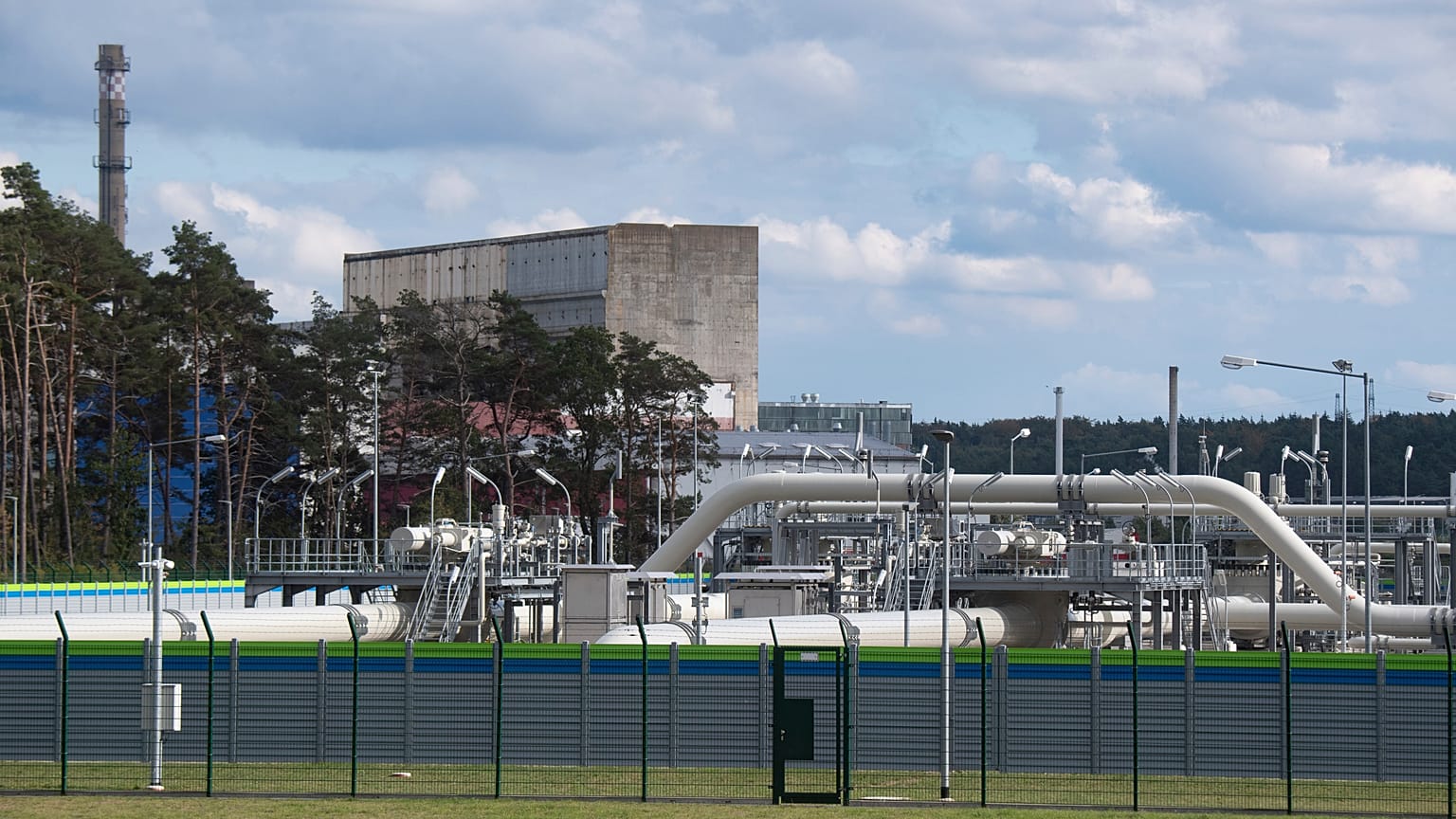 Hier kommt Nord Stream 2 in Lubmin an. Im Hintergrund das Atomkraftwerk Bruno Leuschner.