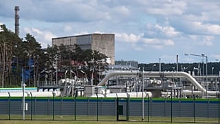 Hier kommt Nord Stream 2 in Lubmin an. Im Hintergrund das Atomkraftwerk Bruno Leuschner.