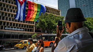 Bandera cubana junto a la bandera LGTBIQ+ en Cuba