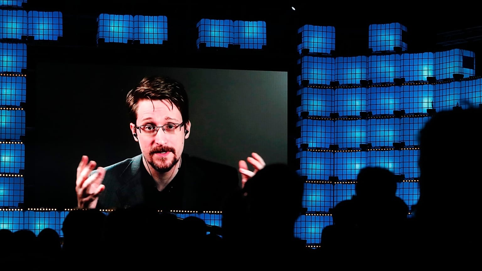 Putin, ABD'li istihbarat ajanı Edward Snowden'a Rus vatandaşlığı verdi