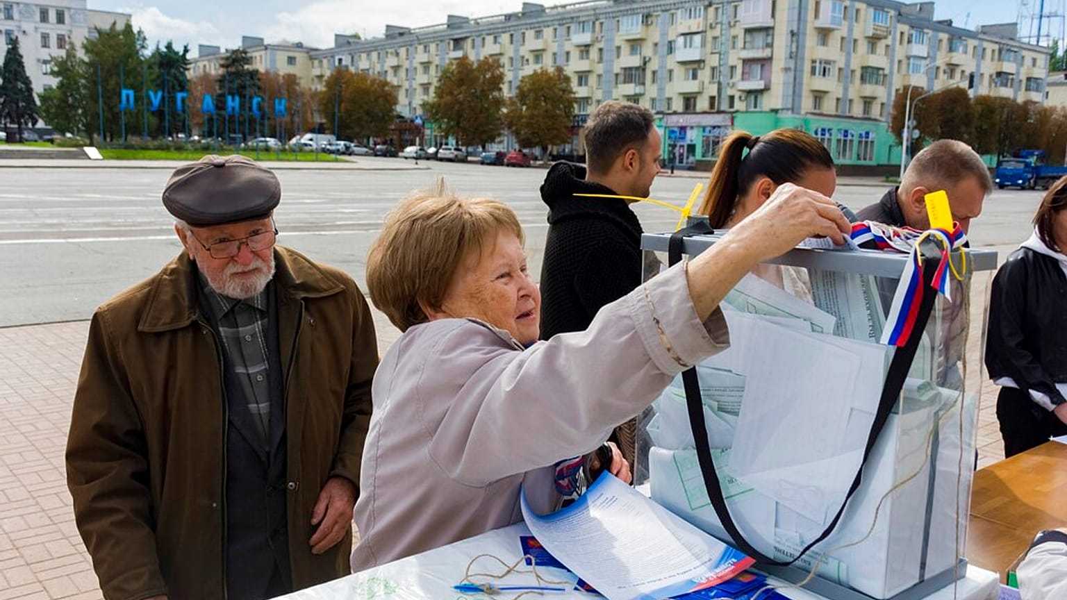Une femme déposant son bulletin de vote lors d'un référendum à Lougansk, samedi 24 septembre 2022. 