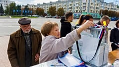 Une femme déposant son bulletin de vote lors d'un référendum à Lougansk, samedi 24 septembre 2022. 