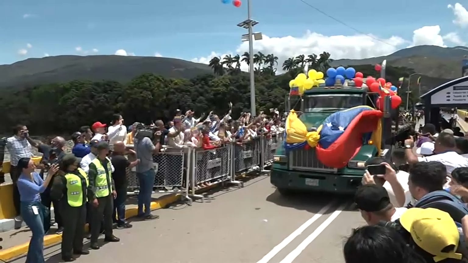 Un camiñon cargado con dos bobinas de hierro de 16 toneladas ha sido el primero en cruzar la frontera entre Venezuela y Colombia. 