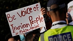 Manifestantes sostienen pancartas frente a la Embajada de Irán en Londres, el domingo 25 de septiembre de 2022.