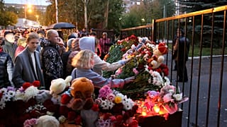 Gyászolók az iskola kerítésénél