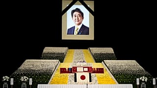 Les funérailles nationales de Shinzo Abe ont eu lieu au Nippon Budokan, un centre d'arts martiaux dans le centre-ville de Tokyo