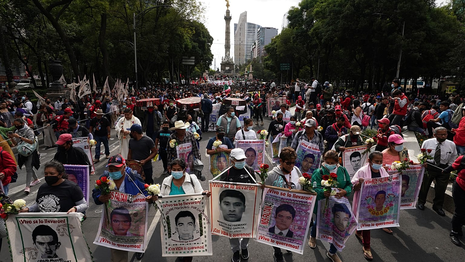 Familiares y compañeros de los 43 universitarios de Ayotzinapa desaparecidos y simpatizantes marchan en la Ciudad de México, el lunes 26 de septiembre de 2022