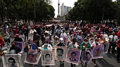 Familiares y compañeros de los 43 universitarios de Ayotzinapa desaparecidos y simpatizantes marchan en la Ciudad de México, el lunes 26 de septiembre de 2022