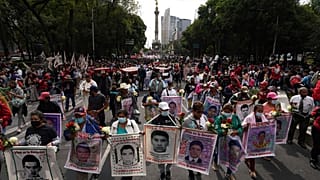 Familiares y compañeros de los 43 universitarios de Ayotzinapa desaparecidos y simpatizantes marchan en la Ciudad de México, el lunes 26 de septiembre de 2022