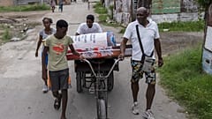Residentes del barrio El Fanguito trasladan sus pertenencias a un lugar seguro mientras se preparan para la llegada del huracán Ian, en La Habana, Cuba, 26/9/2022