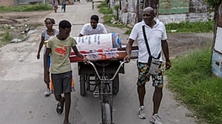 Residentes del barrio El Fanguito trasladan sus pertenencias a un lugar seguro mientras se preparan para la llegada del huracán Ian, en La Habana, Cuba, 26/9/2022