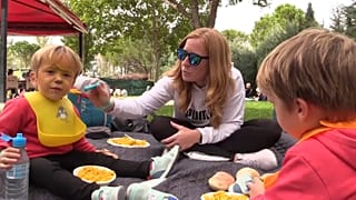 Una familia con dos niños gemelos en el encuentro de gemelos y trillizos celebrado en Madrid, España