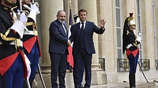 Fransa Cumhurbaşkanı Emmanuel Macron, Ermenistan Başbakanı Nikol Paşinyan 