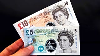 İngiltere'deki paralarda Kraliçe II. Elizabeth'in resmi bir süre daha dolaşımda kalmaya devam edecek
