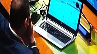 دبلوماسي عراقي ينشغل بمتابعة مباراة كرة قدم خلال اجتماع للأمم المتحدة