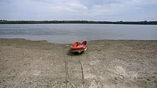 Лодка на дне обмелевшего от засухи озера 