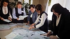 Opération de dépouillement dans un bureau de vote à Louhansk, où se tenaient les "référendums" d'annexion des régions ukrainiennes par la Russie. - 27/09/2022