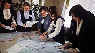 Opération de dépouillement dans un bureau de vote à Louhansk, où se tenaient les "référendums" d'annexion des régions ukrainiennes par la Russie. - 27/09/2022