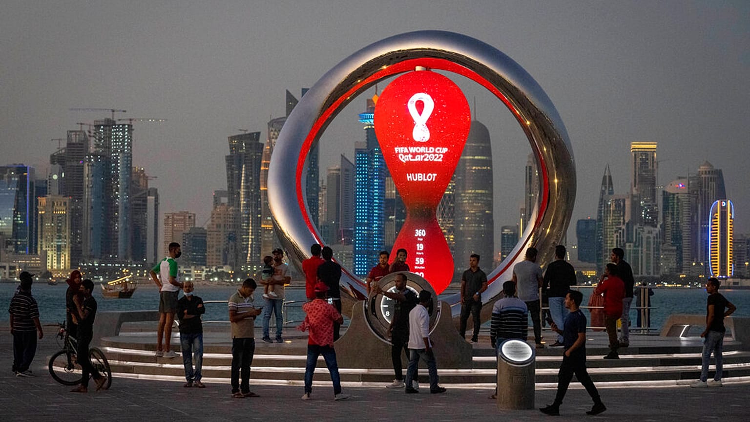 يتجمع الناس حول ساعة العد التنازلي الرسمية التي تظهر الوقت المتبقي حتى انطلاق مونديال 2022، الدوحة، قطر، 25 نوفمبر 2021
