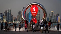 يتجمع الناس حول ساعة العد التنازلي الرسمية التي تظهر الوقت المتبقي حتى انطلاق مونديال 2022، الدوحة، قطر، 25 نوفمبر 2021