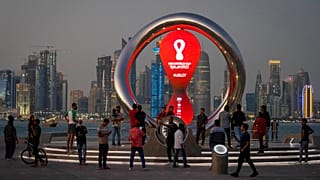 يتجمع الناس حول ساعة العد التنازلي الرسمية التي تظهر الوقت المتبقي حتى انطلاق مونديال 2022، الدوحة، قطر، 25 نوفمبر 2021