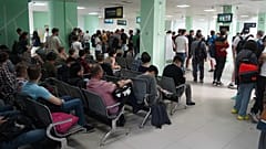 Приехавшие в Казахстан россияне ждут в очереди за получением ИИН