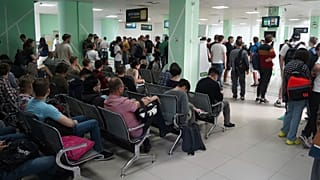 Приехавшие в Казахстан россияне ждут в очереди за получением ИИН