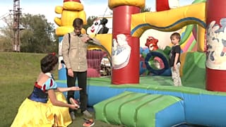 Uma família russo-ucraniana saiu da Rússia no início da invasão da Ucrânia e fixou-se na pacata localidade sérvia de Yasha Tomic.