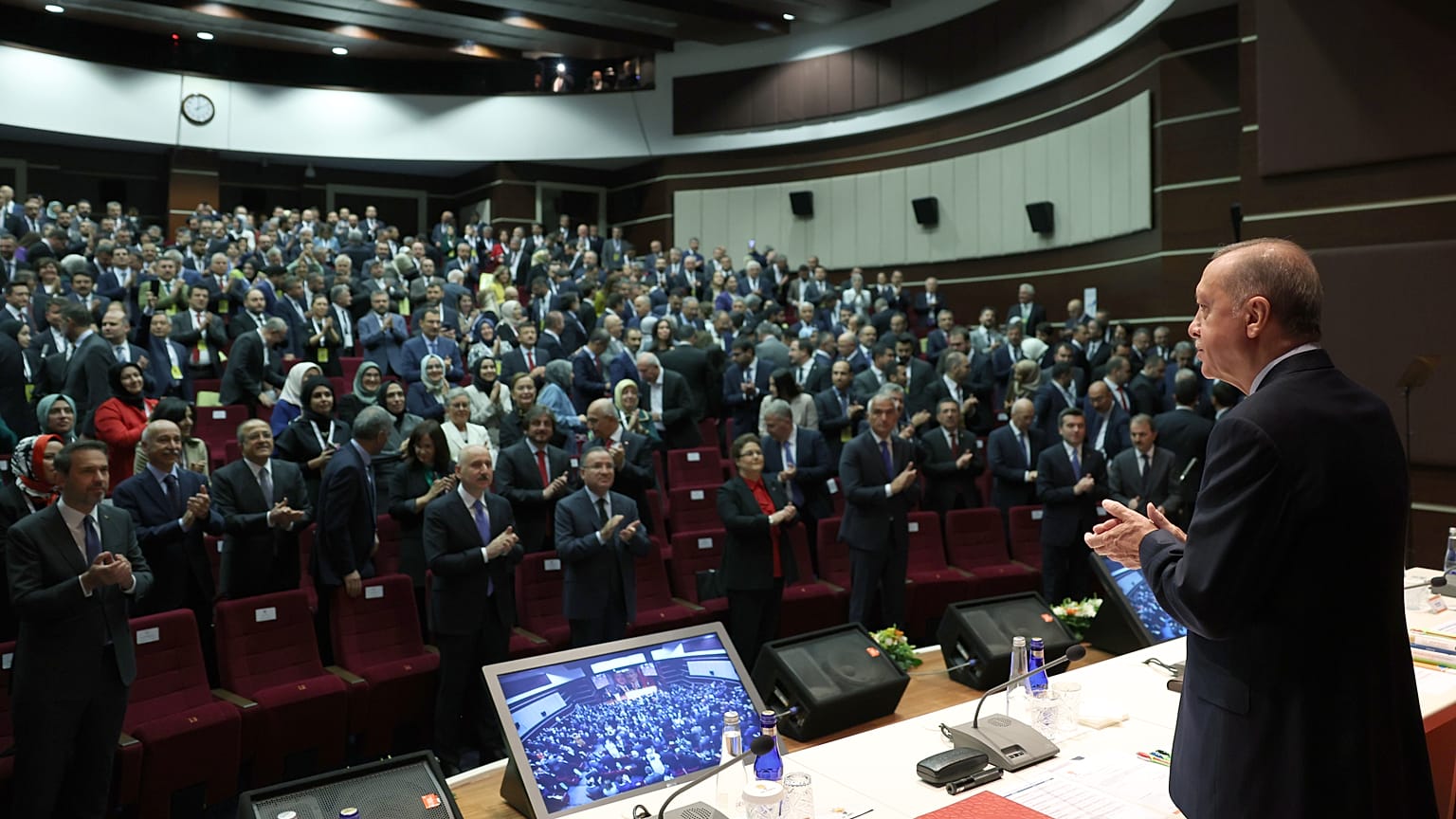 O Ρετζέπ Ταγίπ Ερντογάν απευθύνεται στην κοινβουλευτική ομάδα του AKP