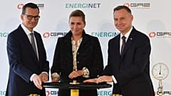 Symbolträchtiges Aufdrehen einer Pipeline